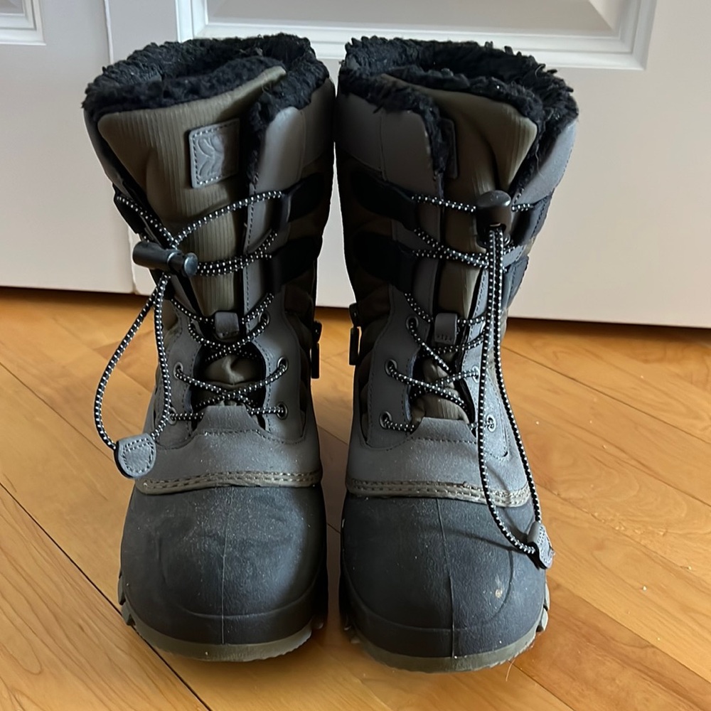 Snow boots